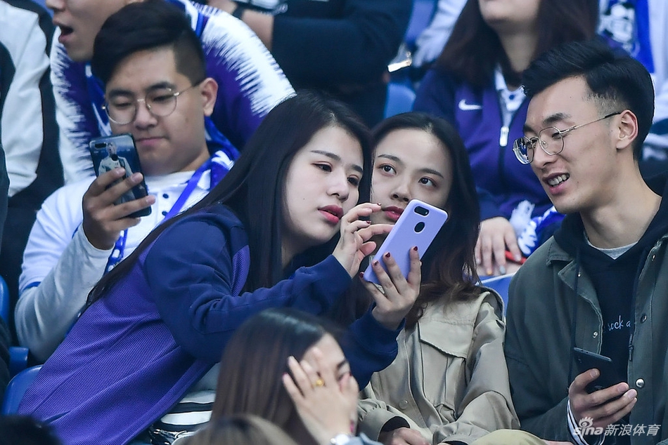 美艳小姐姐围观天津德比