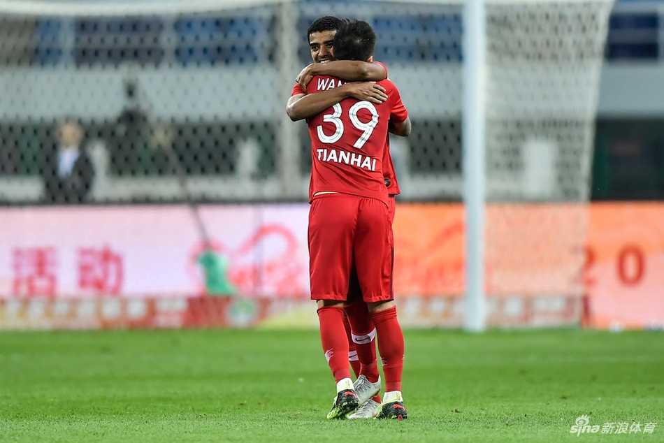 阿兰拥抱王永珀