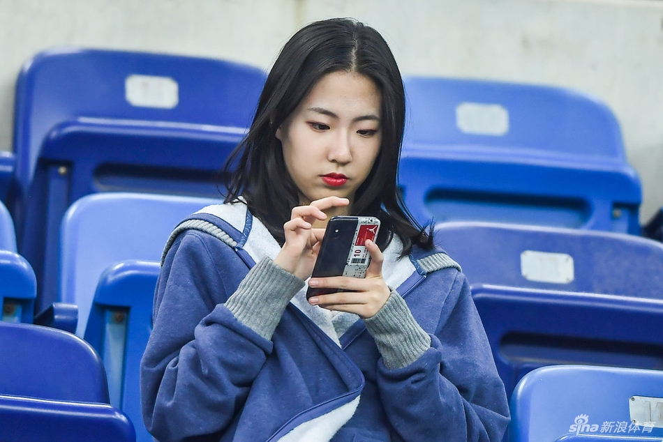 美艳小姐姐围观天津德比