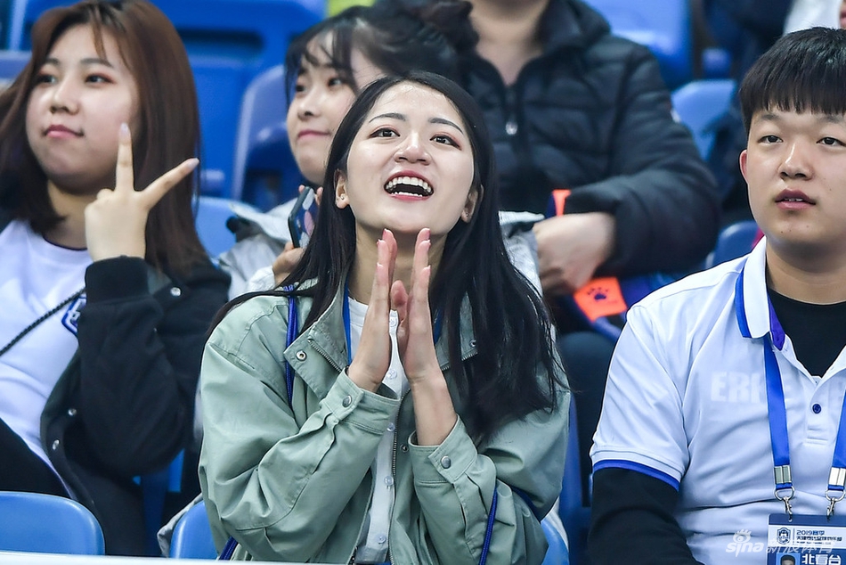 美艳小姐姐围观天津德比