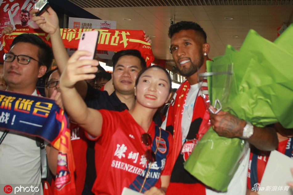 迭戈索萨抵达深圳球迷热情迎接