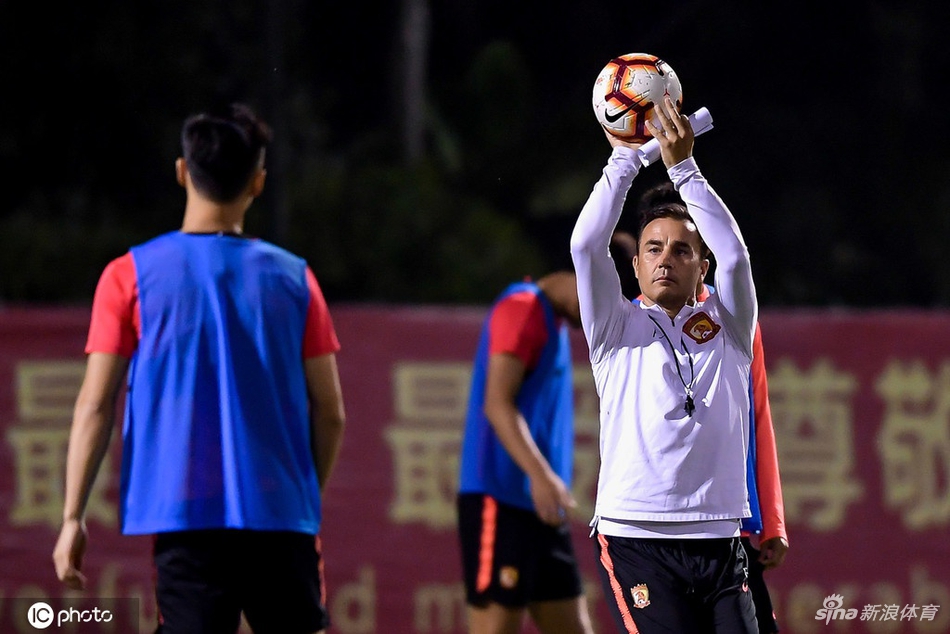 恒大备战上港全员变篮球队 卡帅变库里？