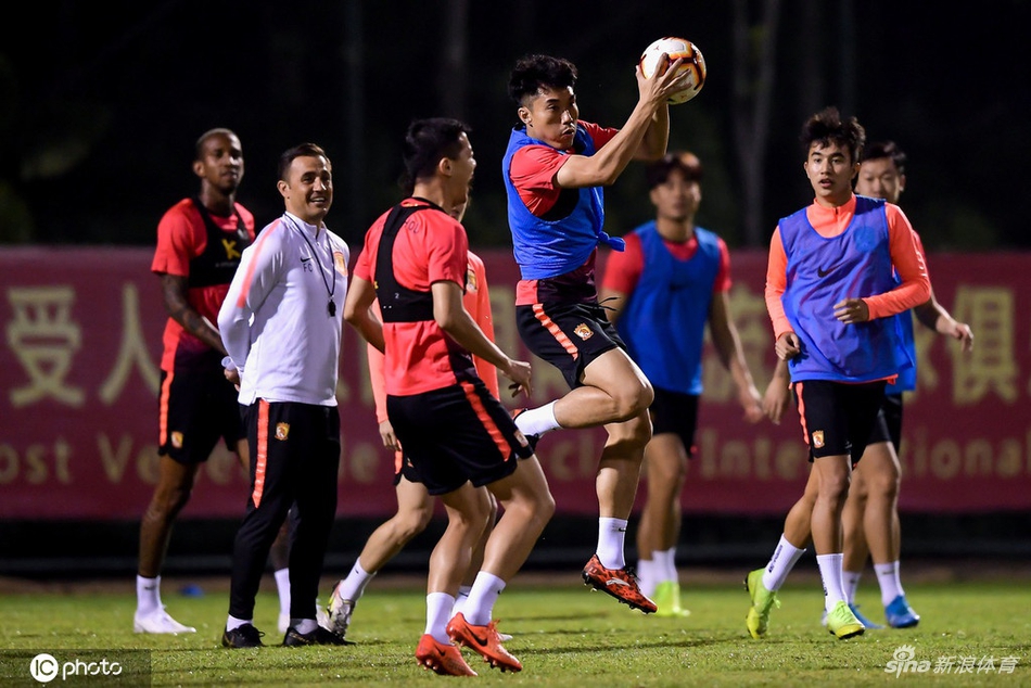 恒大备战上港全员变篮球队 卡帅变库里？