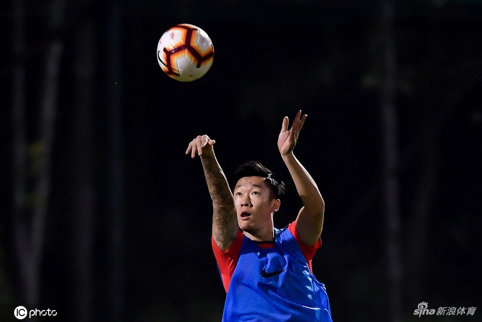 恒大备战上港全员变篮球队 卡帅变库里？