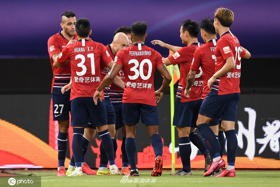 阿德里安与队友庆祝