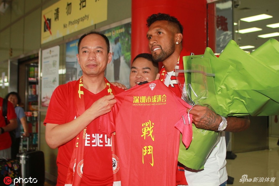 迭戈索萨抵达深圳球迷热情迎接