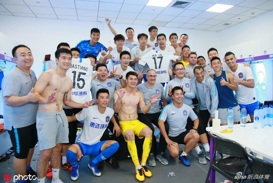 泰达更衣室庆祝