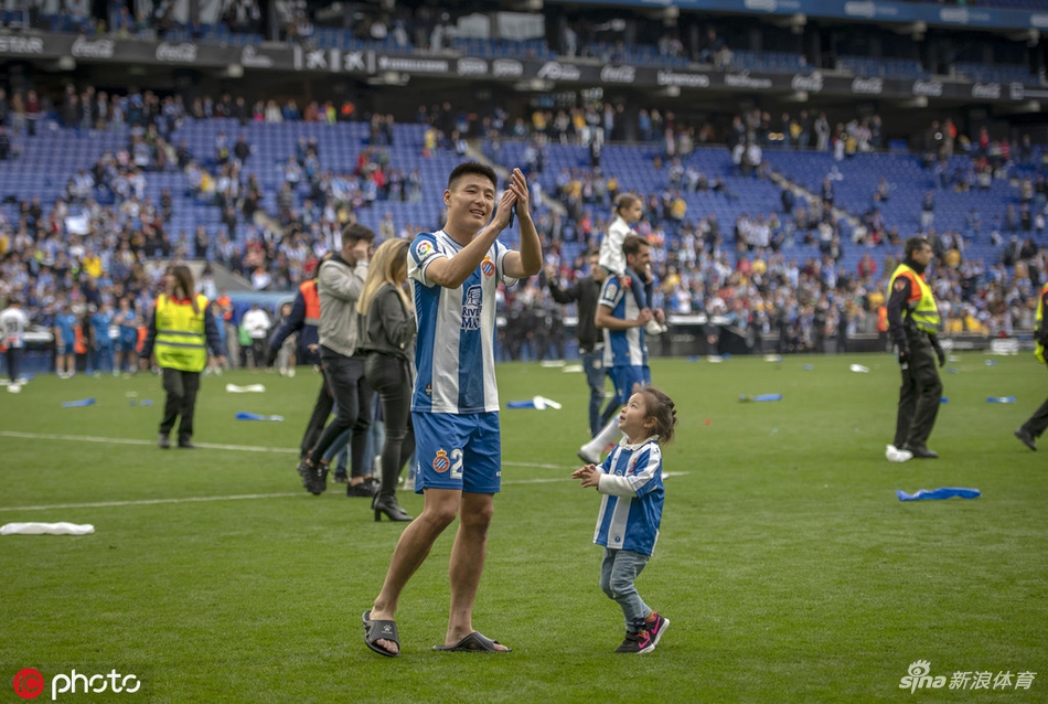 西班牙人英雄！武磊被球迷高高举起