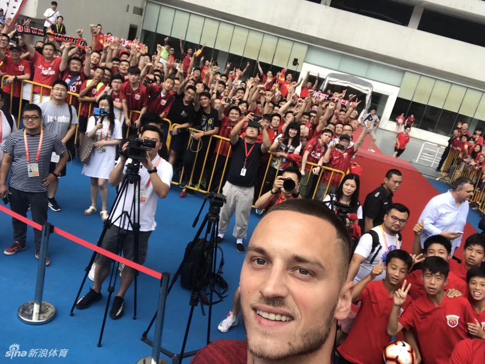 阿瑙托维奇正式亮相上港身披7号