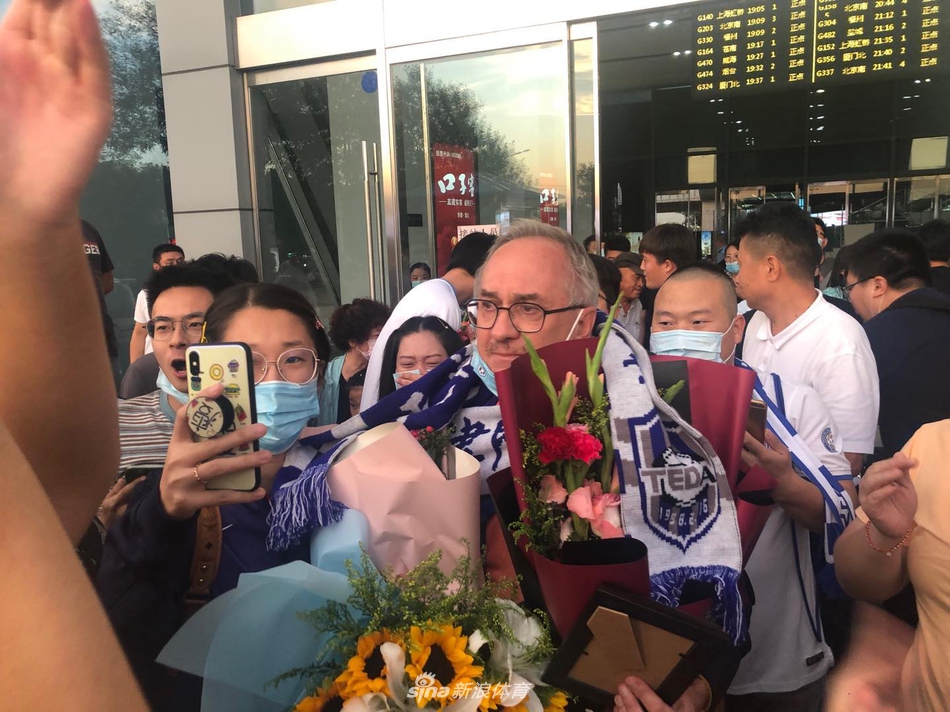 天津球迷迎接施蒂利克