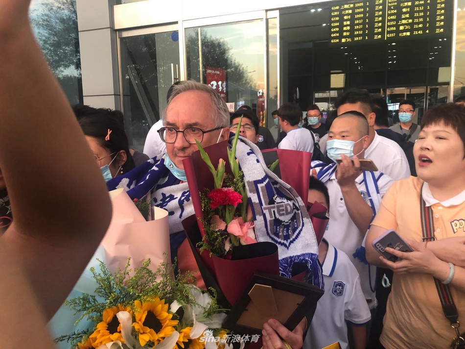 天津球迷迎接施蒂利克