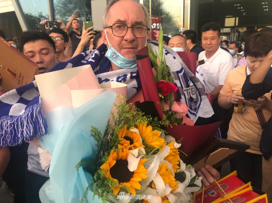 天津球迷迎接施蒂利克