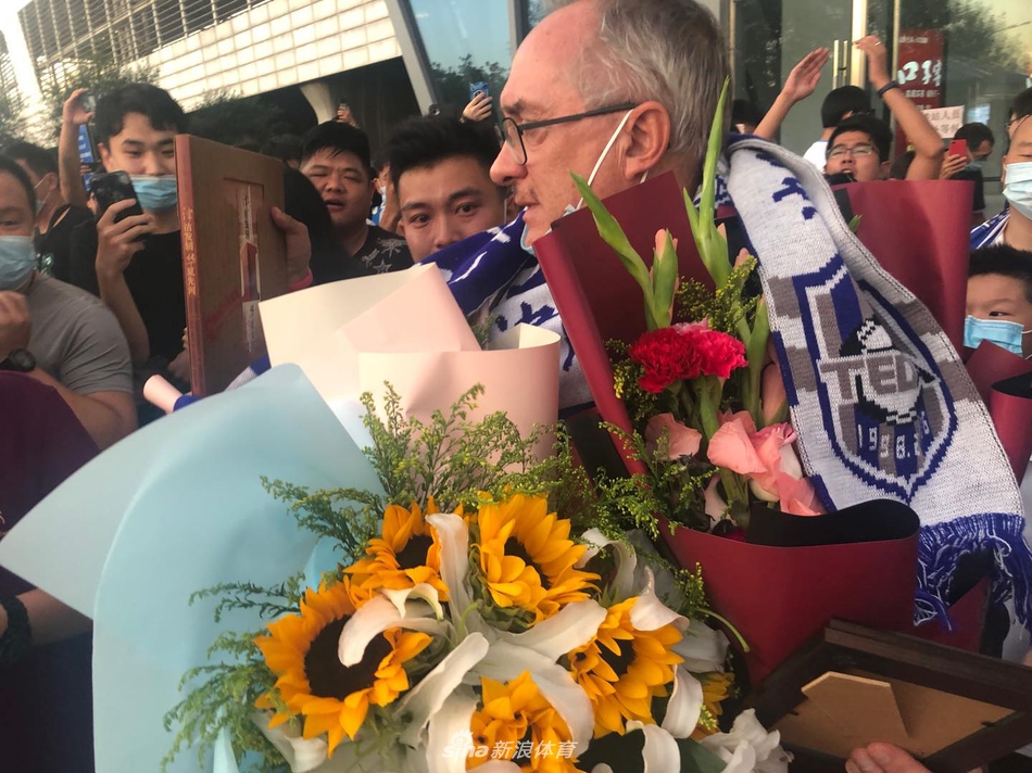 天津球迷迎接施蒂利克