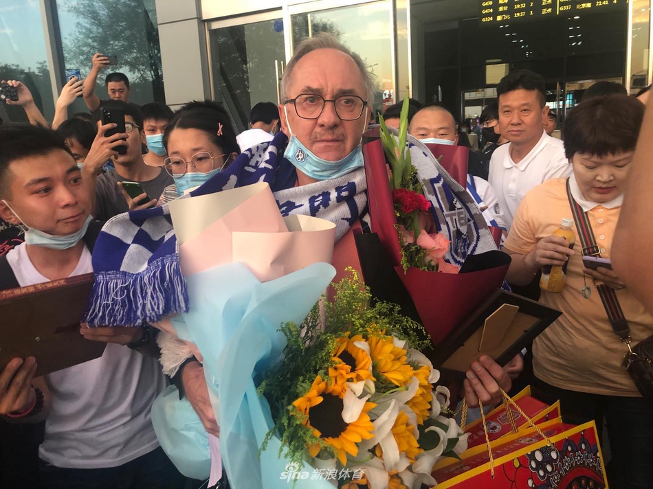 天津球迷迎接施蒂利克