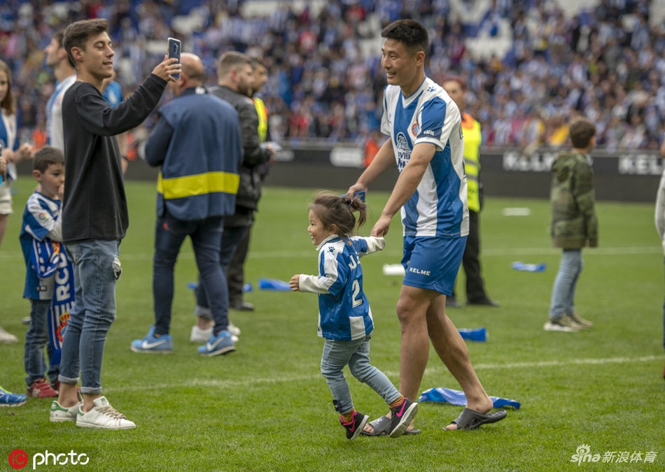 西班牙人英雄！武磊被球迷高高举起