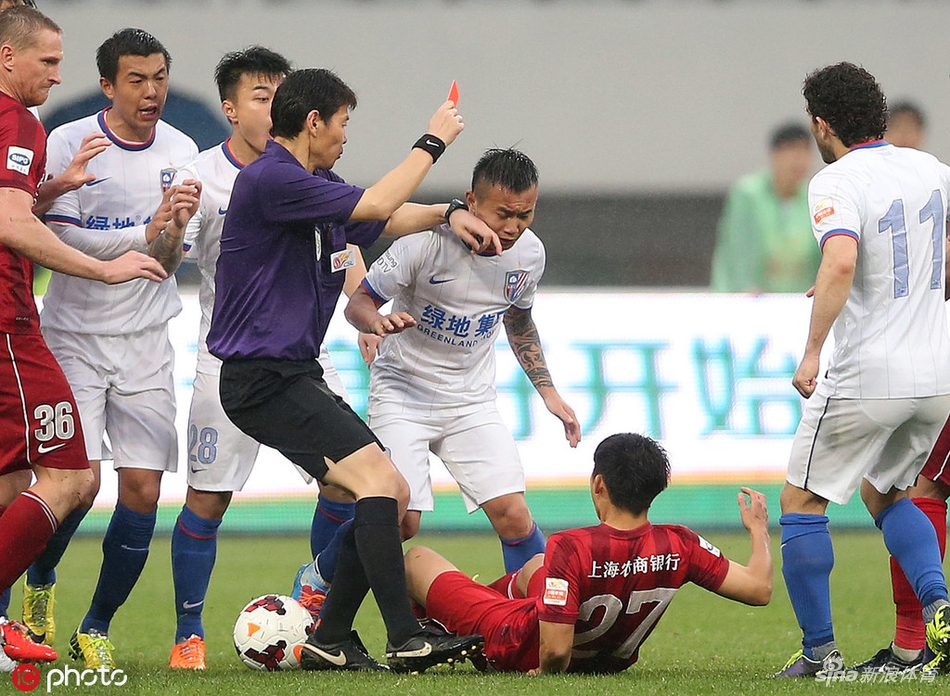 柏佳骏和杨世元双双罚下