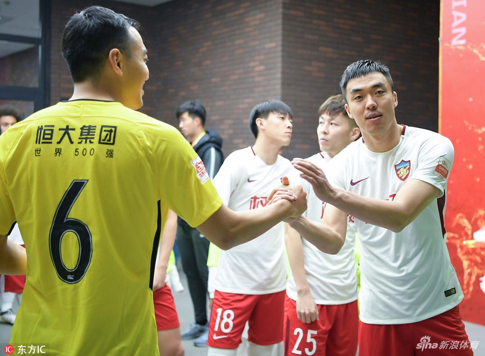 冯潇霆和赵旭日握手