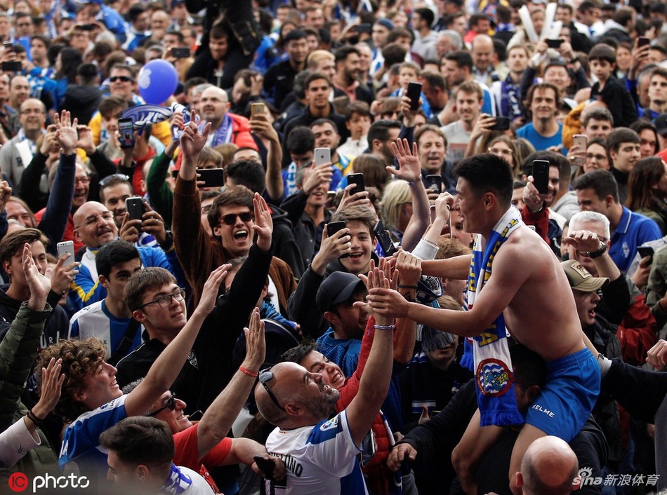 西班牙人英雄！武磊被球迷高高举起