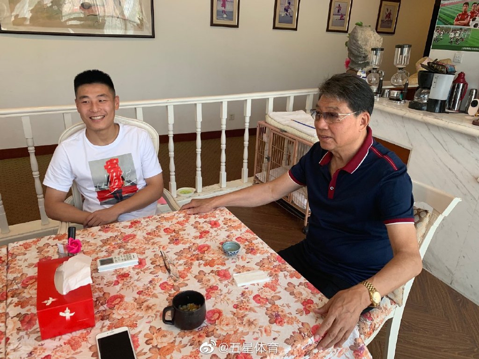 武磊携全家看望徐根宝