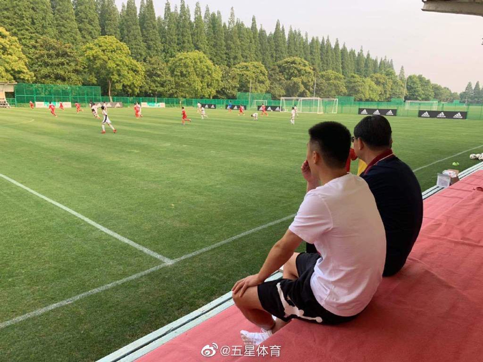 武磊携全家看望徐根宝