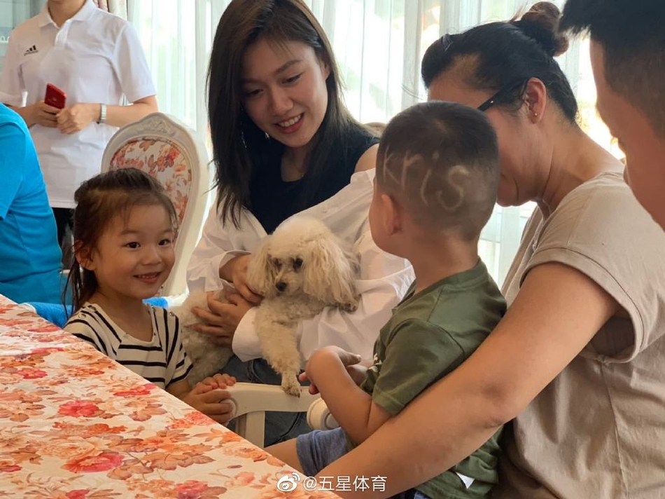 武磊携全家看望徐根宝