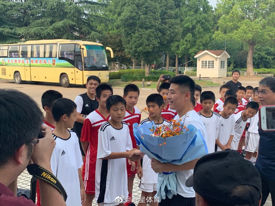 武磊携全家看望徐根宝