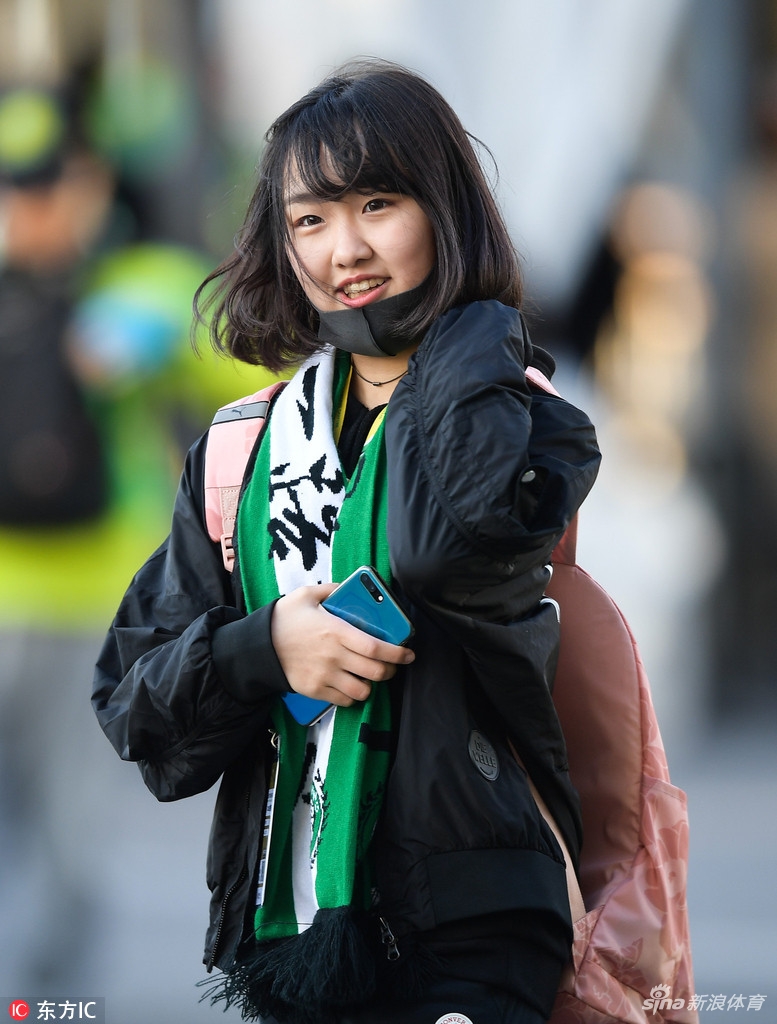 国安女球迷不惧寒风助威
