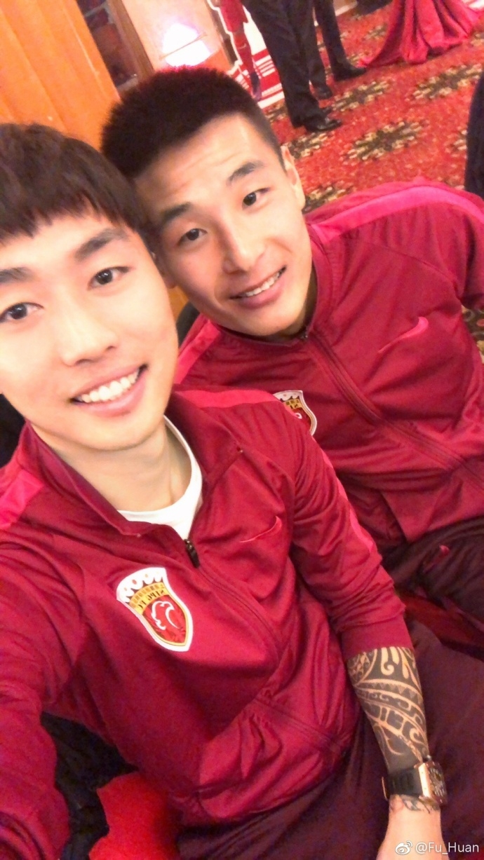 北京时间11月28日,上港球员傅欢在微博上晒图,并且配文:生活还要继续