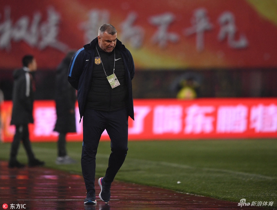 奥拉罗尤在雨中指挥