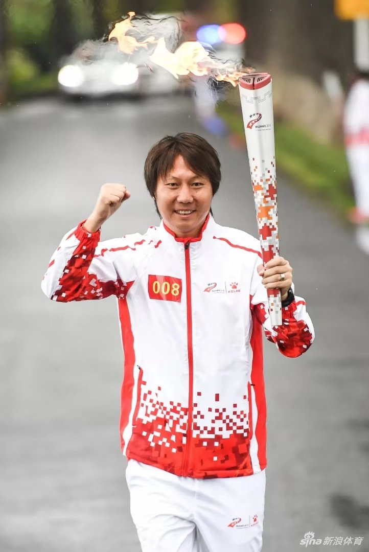 卓尔主帅李铁成为军运会火炬手