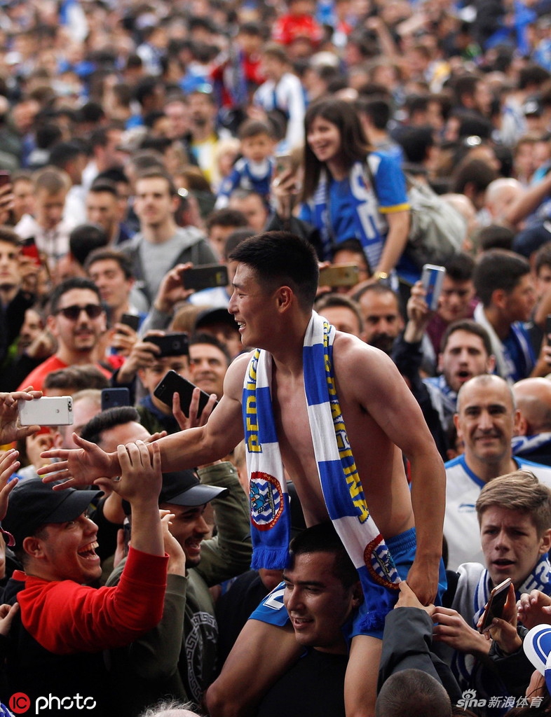 西班牙人英雄！武磊被球迷高高举起