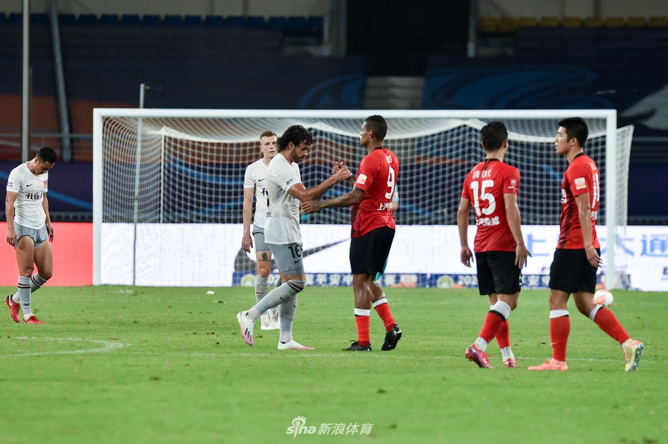 洛佩斯和高拉特握手