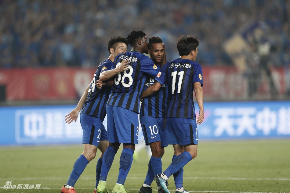 苏宁庆祝进球