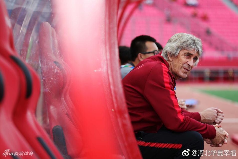 佩莱格里尼坐在替补席上