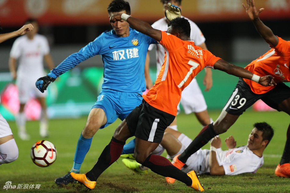 马西卡捅射扳回一球