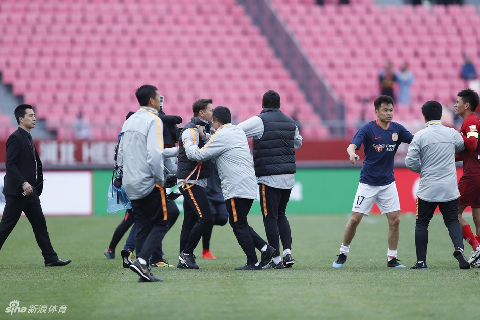 斯塔诺进场表达不满