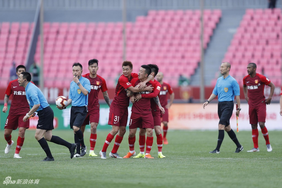 姜至鹏被队友劝住