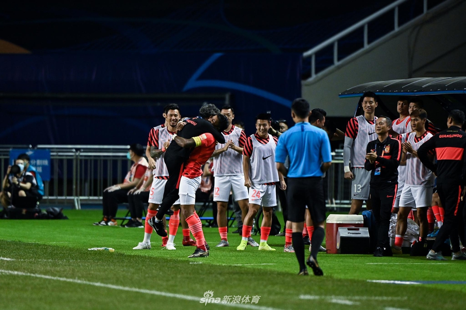 保利尼奥相拥教练组