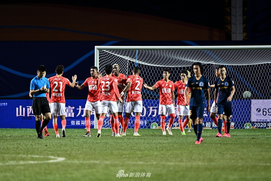 塔利斯卡与队友庆祝