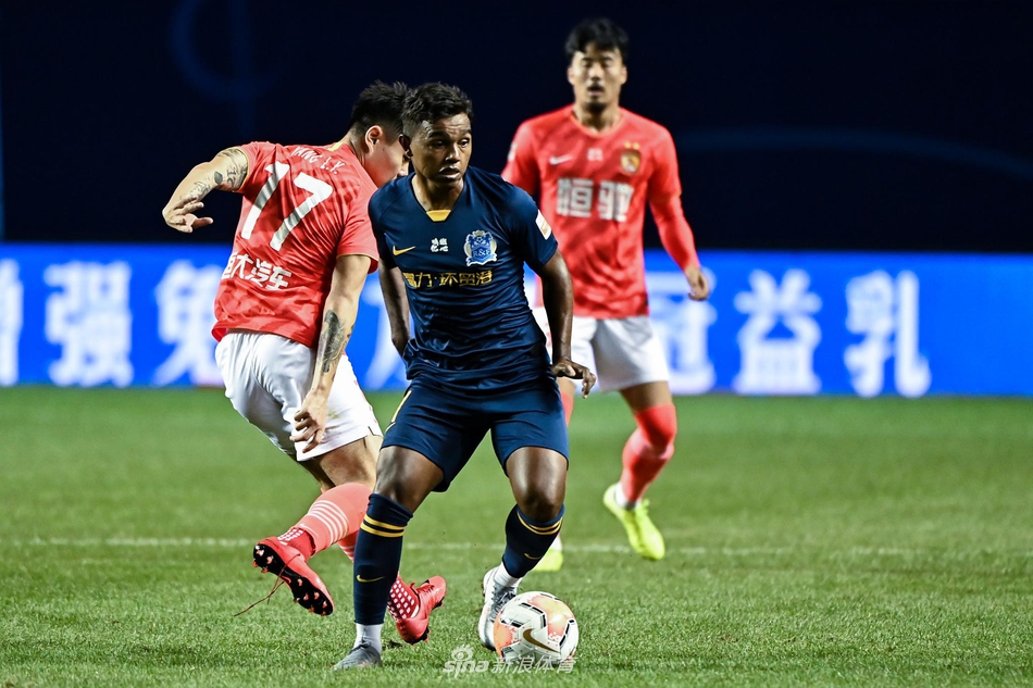 雷纳尔迪尼奥持球突破