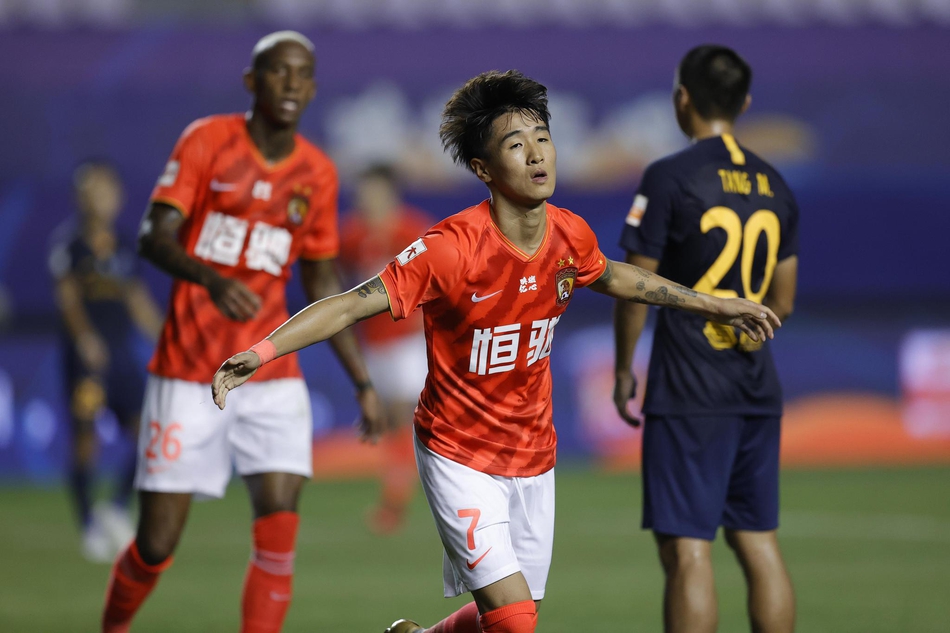 韦世豪张开双臂庆祝