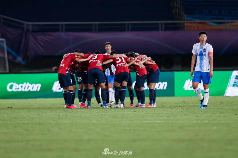 当代全队围圈鼓劲