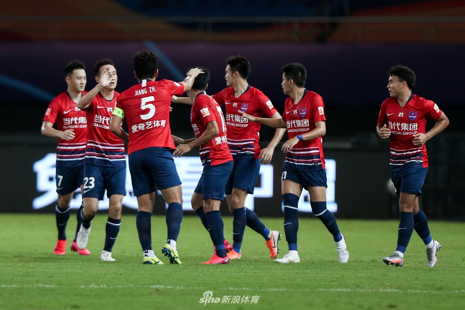 元敏诚与队友庆祝进球