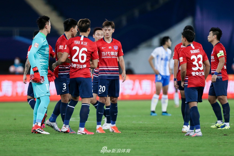 元敏诚与队友庆祝进球