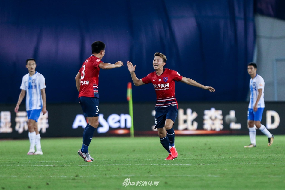 元敏诚与杨帅击掌