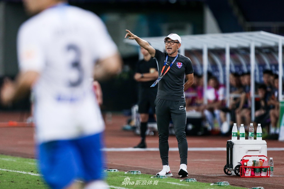 张外龙场边指导