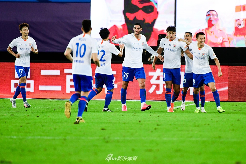 郭田雨与队友庆祝