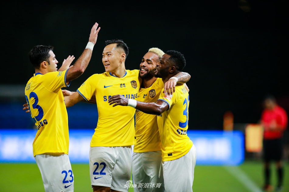 特谢拉与队友庆祝