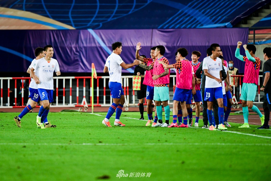 郭田雨与替补庆祝