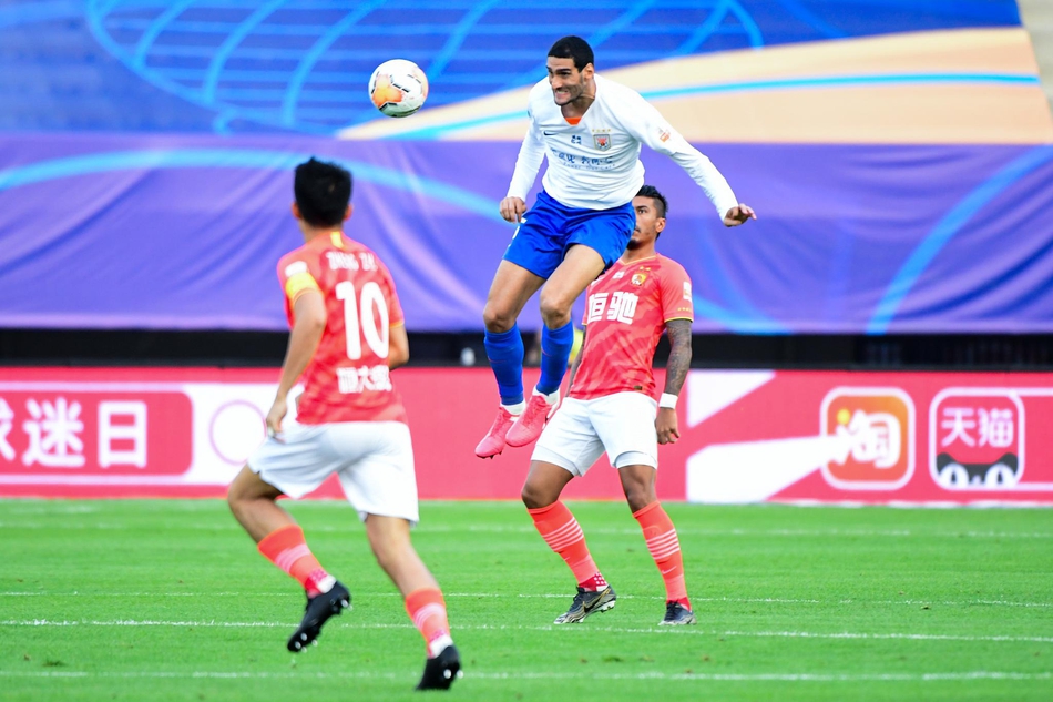 费莱尼高高跃起